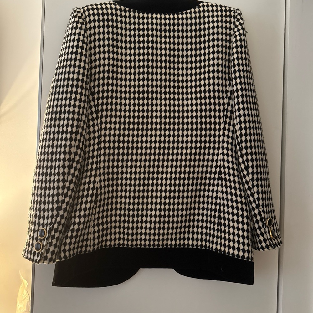 Ungaro Paris wool and velvet harlequin houndstooth jacket
Made in Italy
Size 12 - Picture 2 of 8